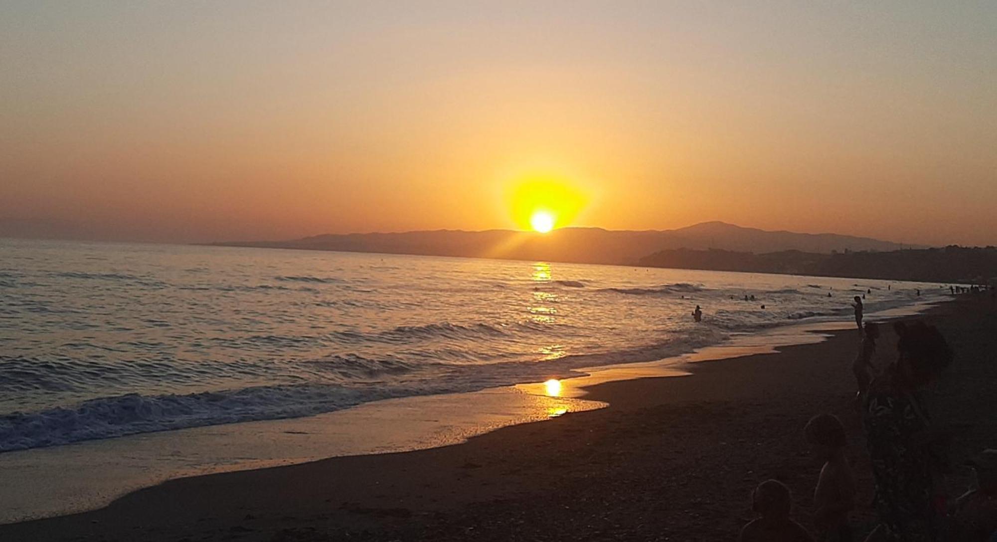 Apartamento En Primera Linea De Playa, Con Piscina Y Garaje En Torrox Costa Exteriér fotografie